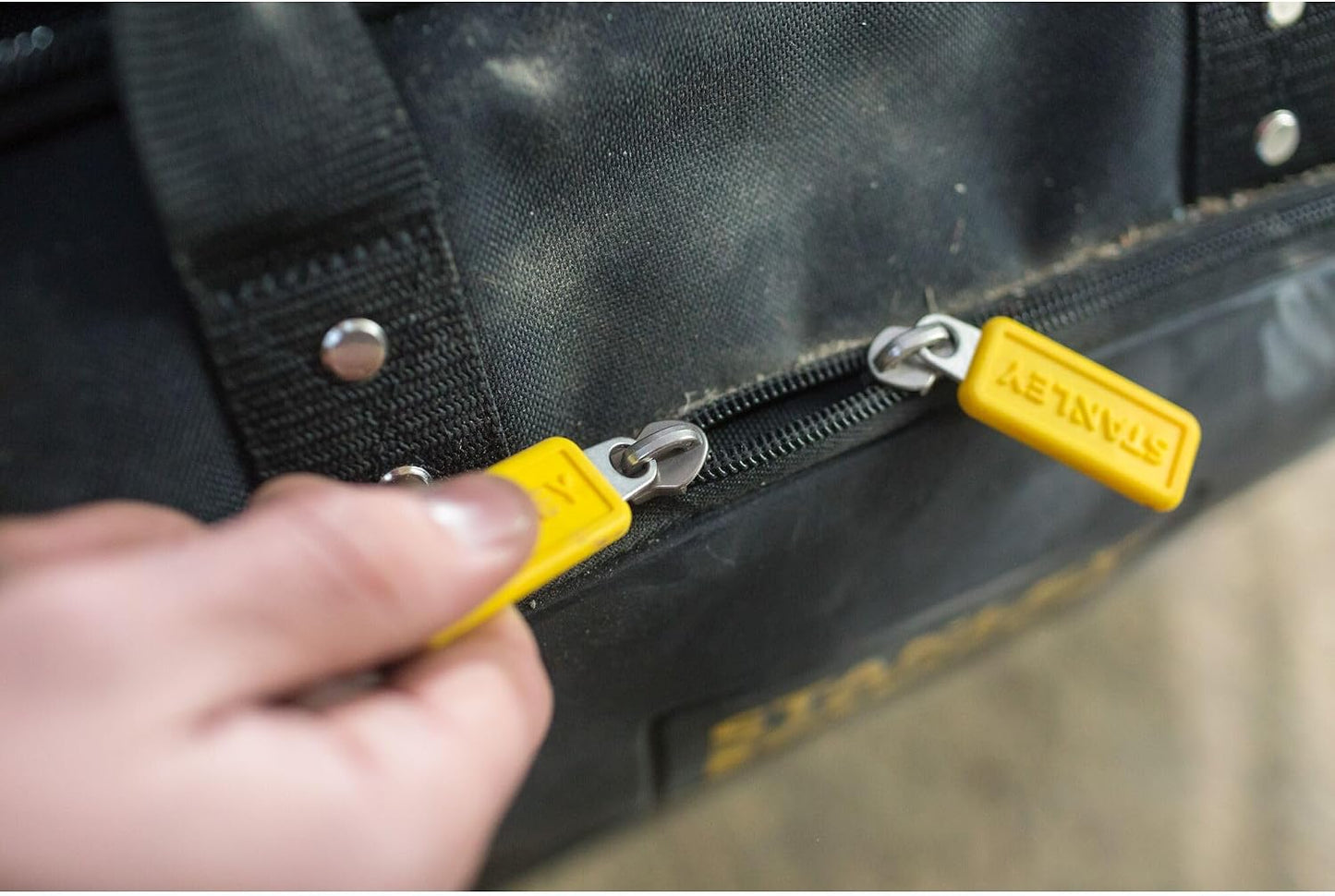  Stanley Fmst1-80144 Sac À Outils Gamme Fatmax - Base Rigide -600 Deniers - Nombreuses Poches - Sangles D'Épaules Détachables - 4 Compartiments Multicolore