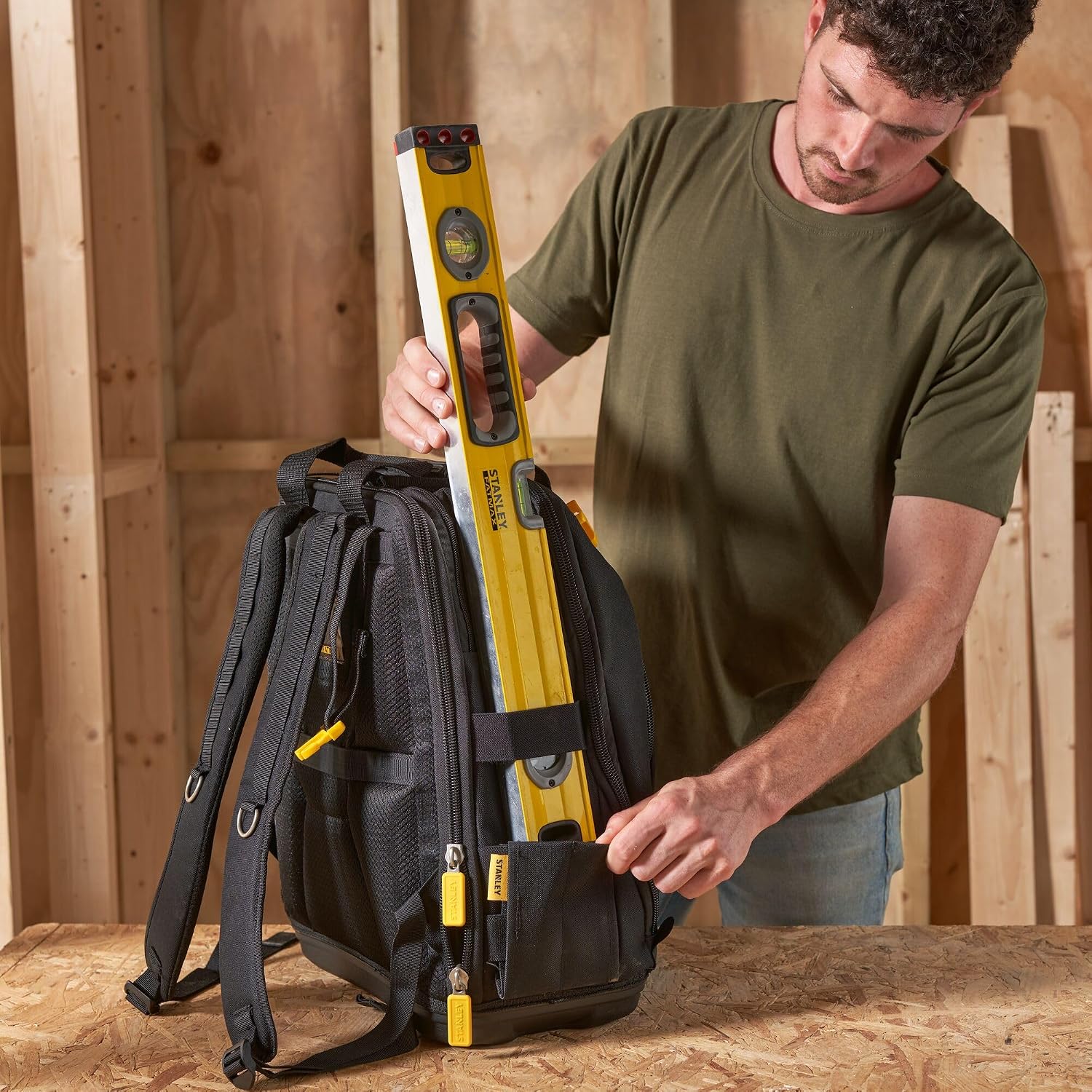  Stanley Fmst1-80144 Sac À Outils Gamme Fatmax - Base Rigide -600 Deniers - Nombreuses Poches - Sangles D'Épaules Détachables - 4 Compartiments Multicolore