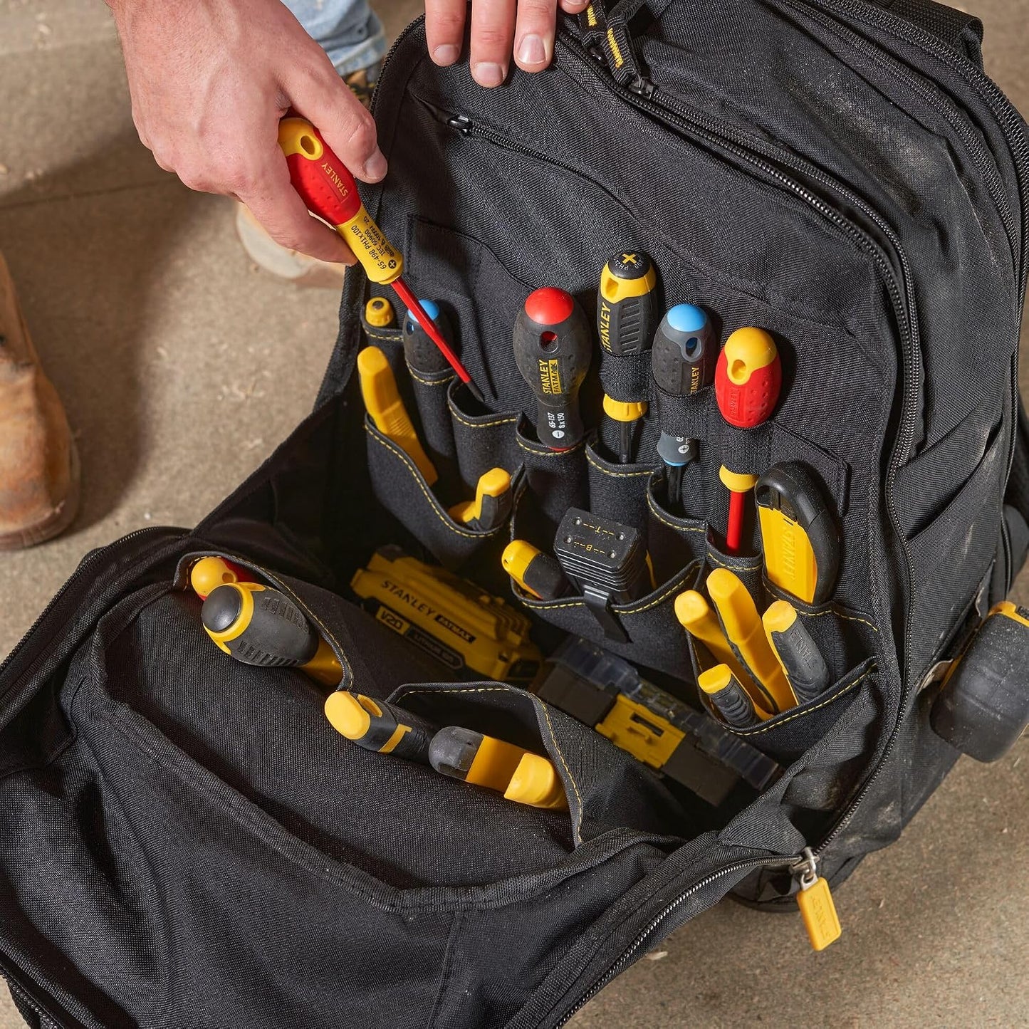  Stanley Fmst1-80144 Sac À Outils Gamme Fatmax - Base Rigide -600 Deniers - Nombreuses Poches - Sangles D'Épaules Détachables - 4 Compartiments Multicolore