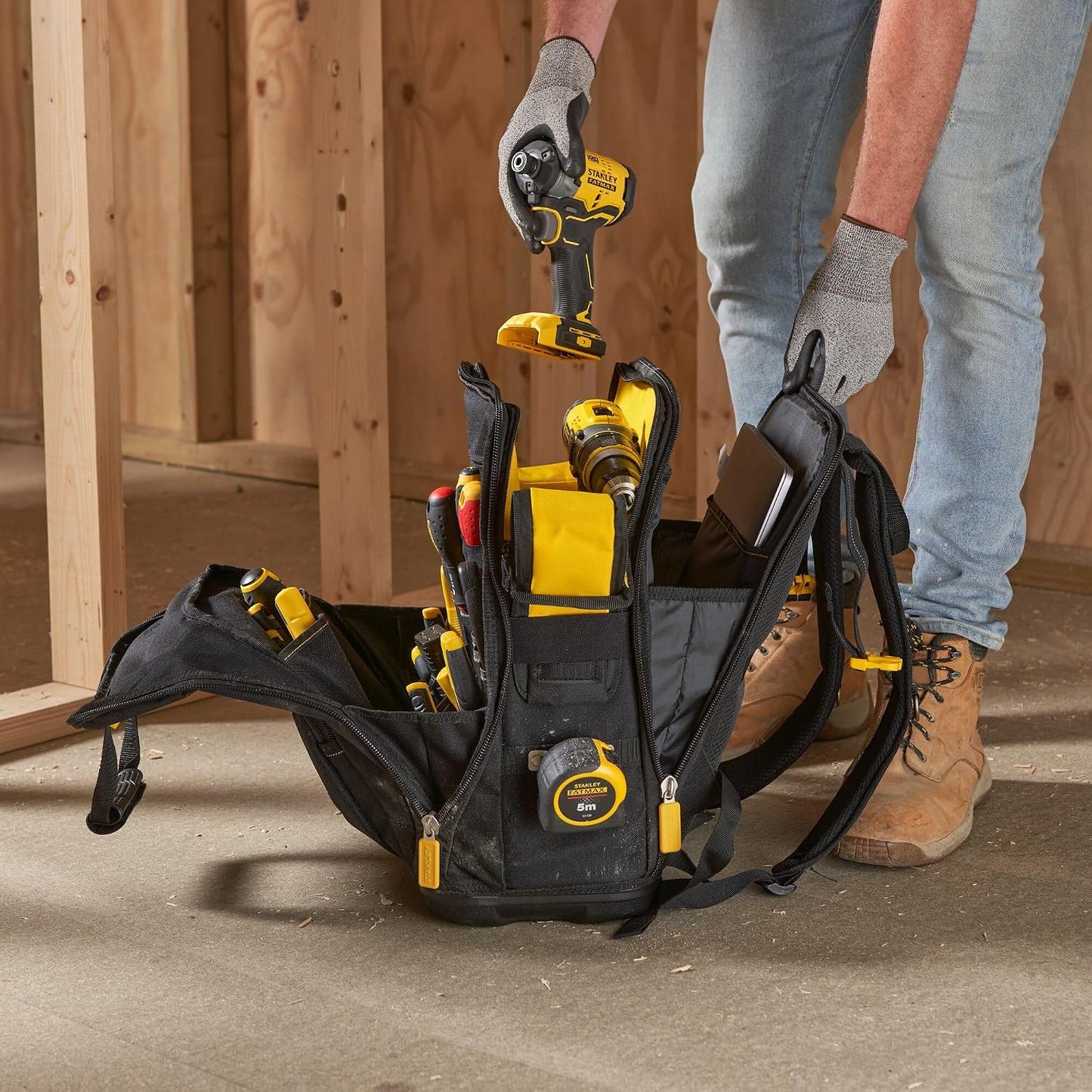  Stanley Fmst1-80144 Sac À Outils Gamme Fatmax - Base Rigide -600 Deniers - Nombreuses Poches - Sangles D'Épaules Détachables - 4 Compartiments Multicolore