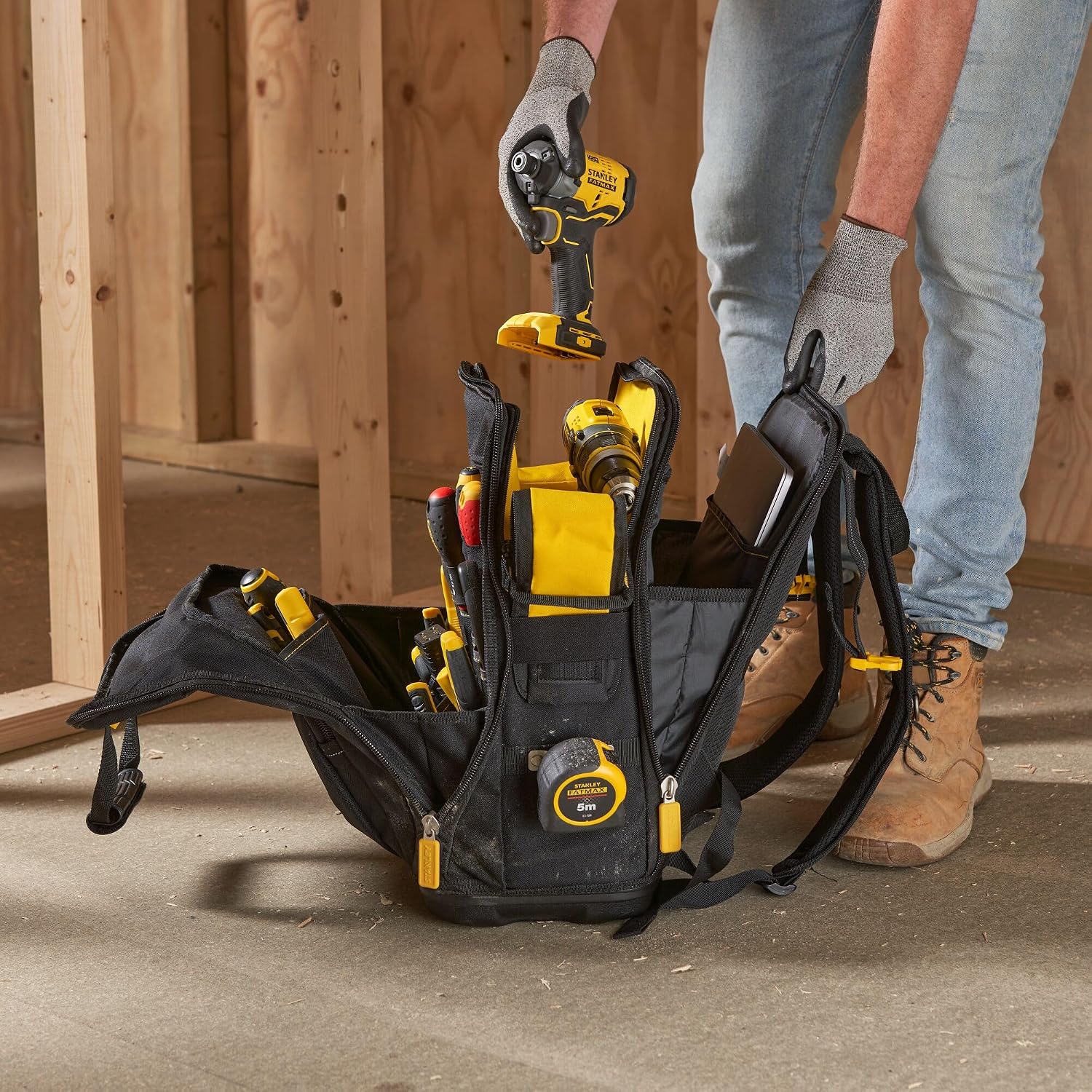  Stanley Fmst1-80144 Sac À Outils Gamme Fatmax - Base Rigide -600 Deniers - Nombreuses Poches - Sangles D'Épaules Détachables - 4 Compartiments Multicolore